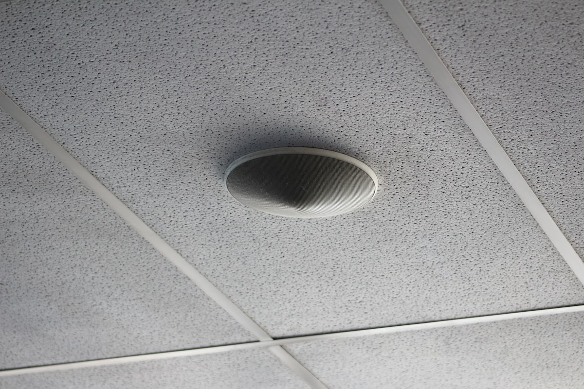 Ceiling-mounted smoke detector in a suspended ceiling